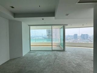 For sale 3 ベッドルーム condo in Dusit, Bangkok