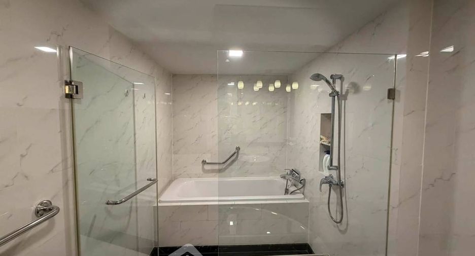 Condo en alquiler y en venta de 3 habitaciones en Yan Nawa, Bangkok