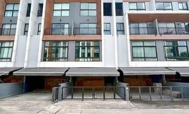 Casa adosada en venta de 3 habitaciones en Suan Luang, Bangkok