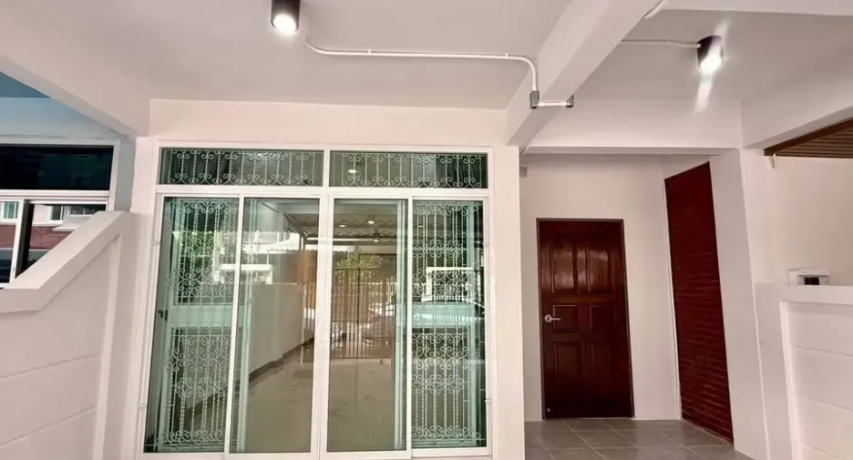 For rent 4 bedrooms townhouse in Phaya Thai, Bangkok