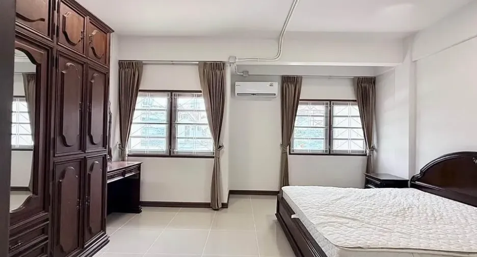 For rent 4 bedrooms townhouse in Phaya Thai, Bangkok