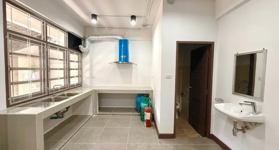 For rent 4 bedrooms townhouse in Phaya Thai, Bangkok