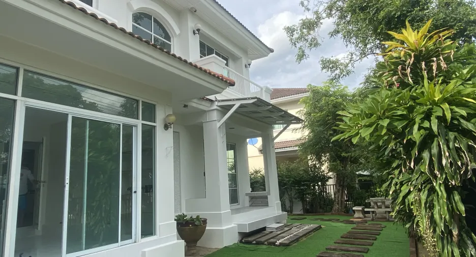 À vendre et à louer 3 chambres maison à Lat Krabang, Bangkok