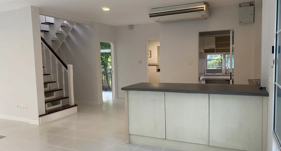 À vendre et à louer 3 chambres maison à Lat Krabang, Bangkok