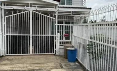 Haus zum Kauf mit 3 Zimmer in Khlong Sam Wa, Bangkok