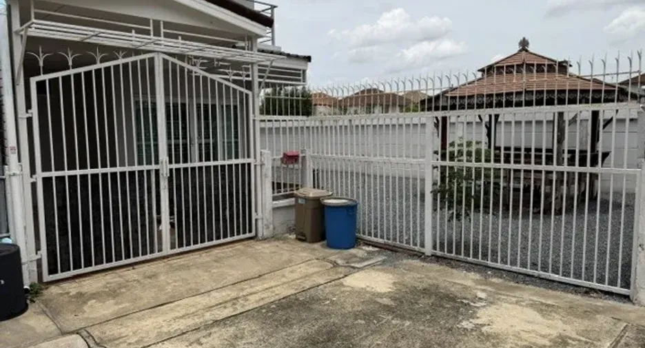 Haus zum Kauf mit 3 Zimmer in Khlong Sam Wa, Bangkok