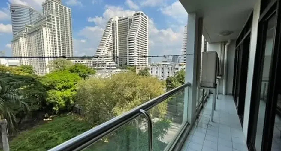 Condo en alquiler y en venta de 3 habitaciones en Watthana, Bangkok