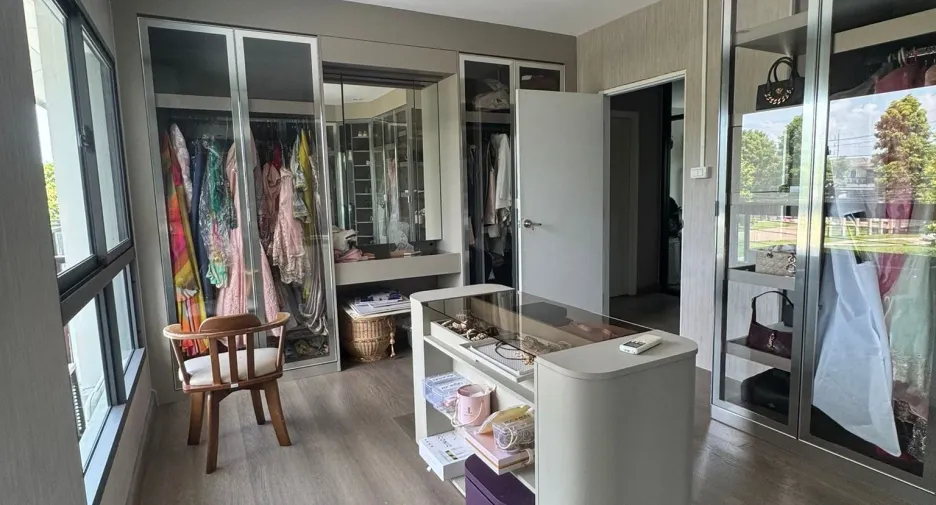 Haus zum Kauf mit 4 Zimmer in Bang Khae, Bangkok