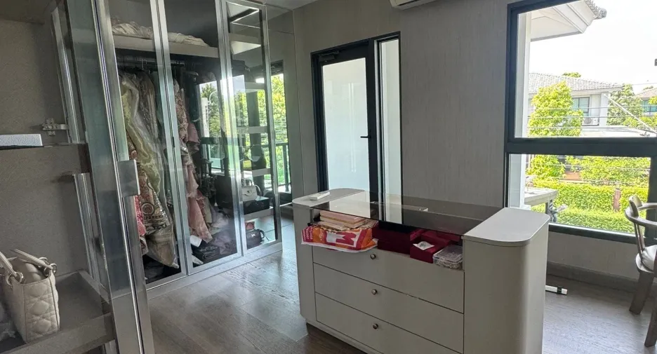 Haus zum Kauf mit 4 Zimmer in Bang Khae, Bangkok