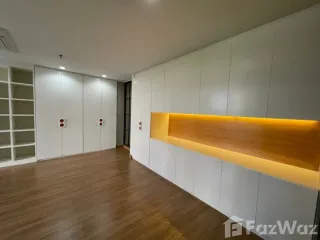 Condo en alquiler de 3 habitaciones en Watthana, Bangkok