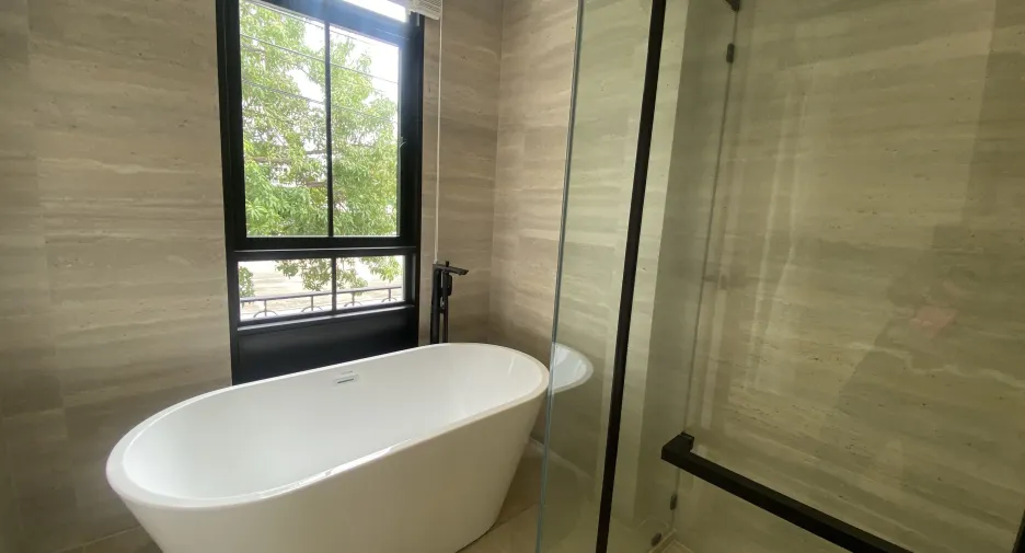 Casa adosada en venta de 3 habitaciones en Watthana, Bangkok