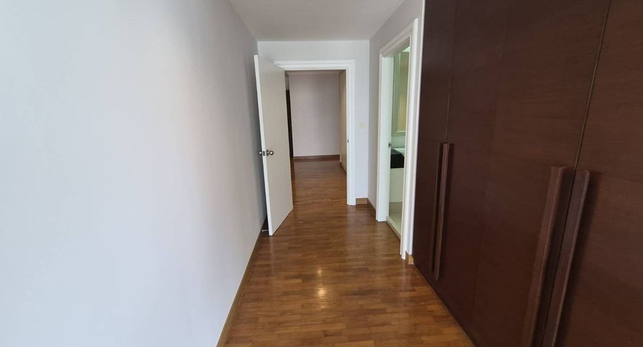 For rent 4 bedrooms condo in Sathon, Bangkok