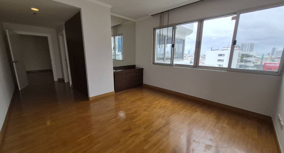For rent 4 bedrooms condo in Sathon, Bangkok
