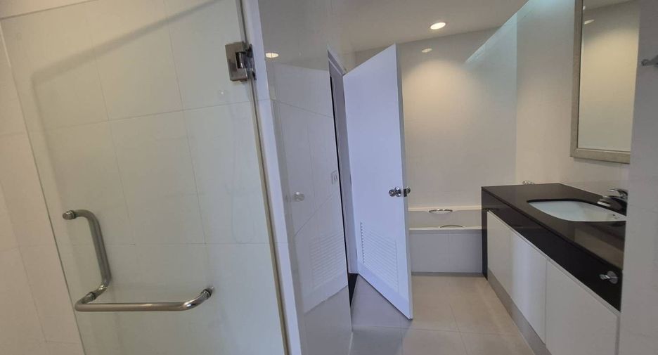For rent 4 bedrooms condo in Sathon, Bangkok