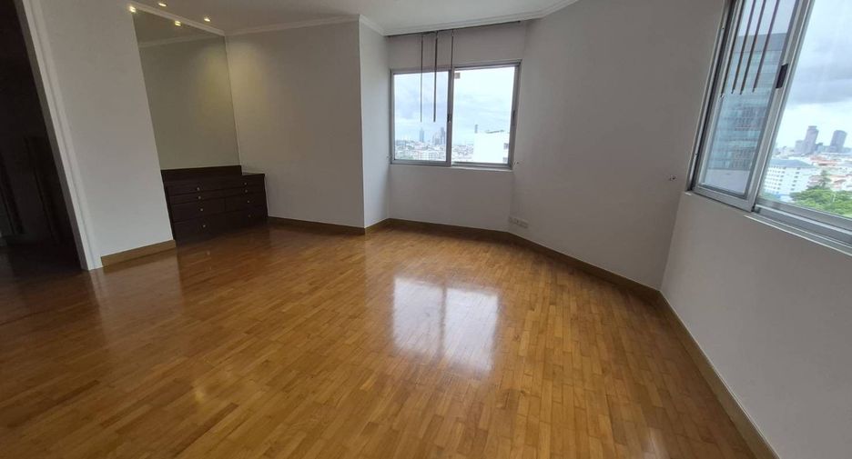For rent 4 bedrooms condo in Sathon, Bangkok
