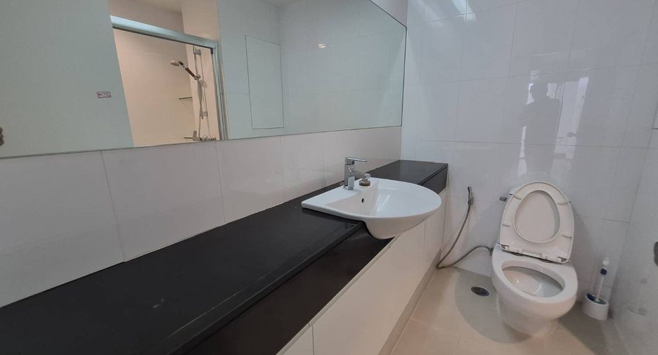 For rent 4 bedrooms condo in Sathon, Bangkok