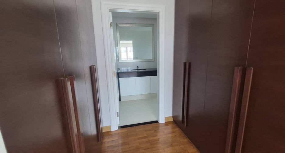 For rent 4 bedrooms condo in Sathon, Bangkok