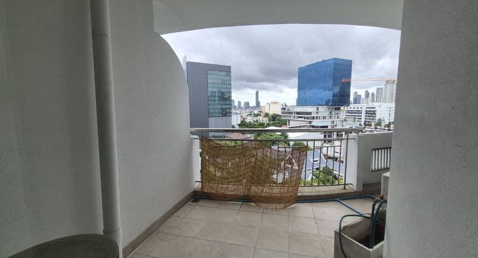 For rent 4 bedrooms condo in Sathon, Bangkok