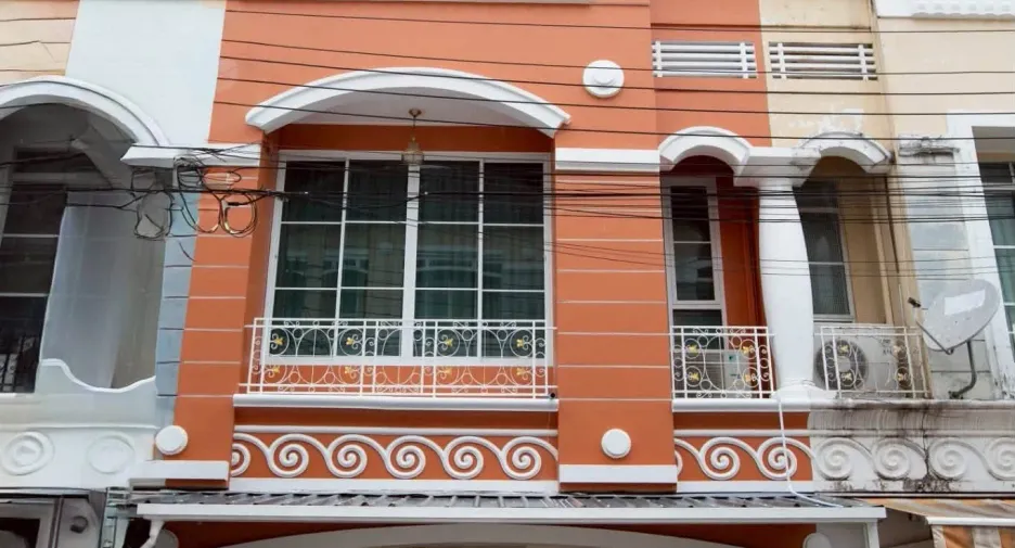 For rent 3 bedrooms townhouse in Lat Phrao, Bangkok