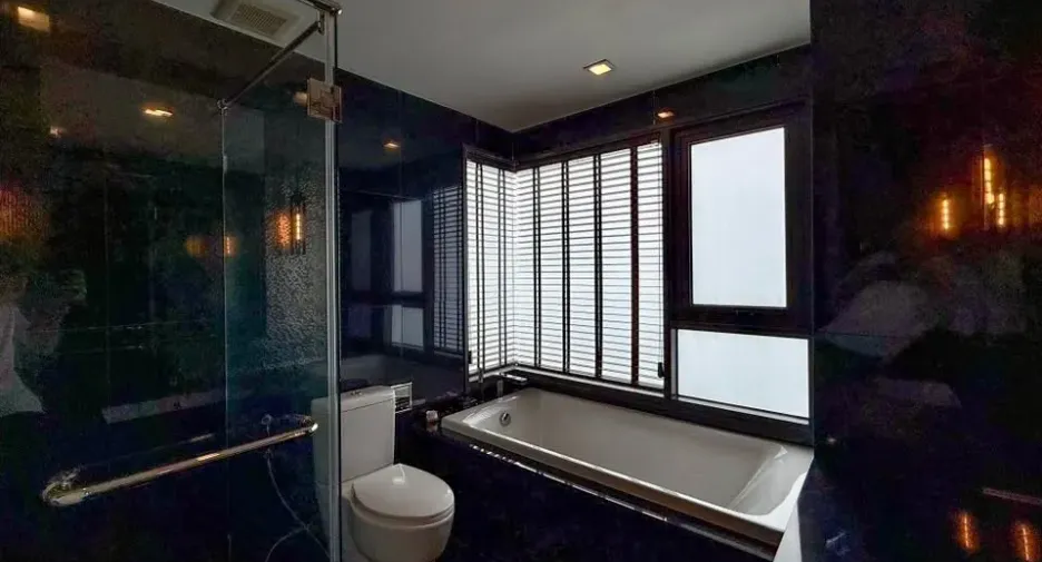 À vendre 2 chambres condo à Khlong Toei, Bangkok