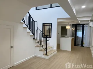 Casa adosada en venta de 3 habitaciones en Watthana, Bangkok