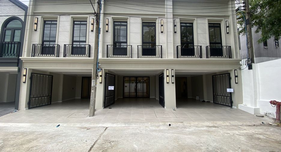 Casa adosada en venta de 3 habitaciones en Watthana, Bangkok