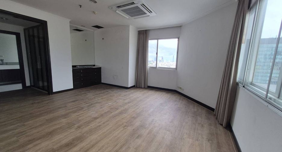 For rent 3 bedrooms condo in Sathon, Bangkok