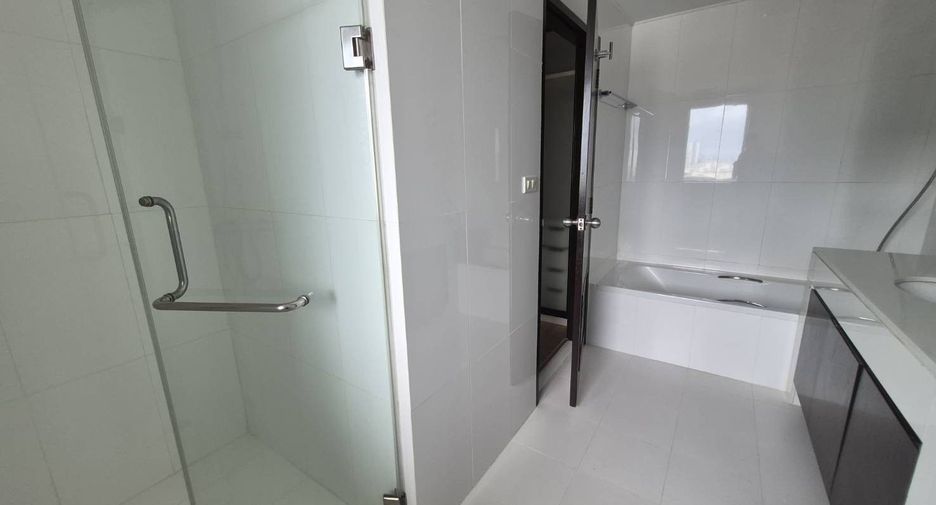 For rent 3 bedrooms condo in Sathon, Bangkok