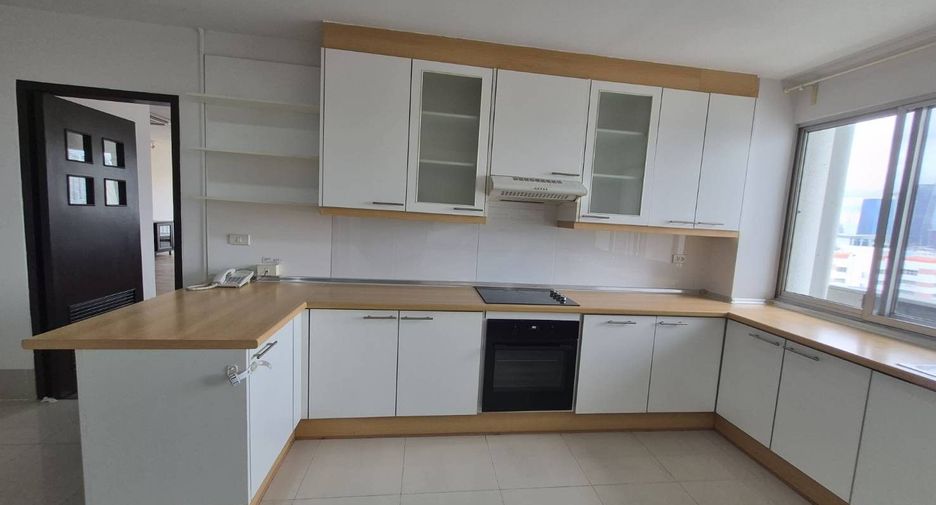 For rent 3 bedrooms condo in Sathon, Bangkok