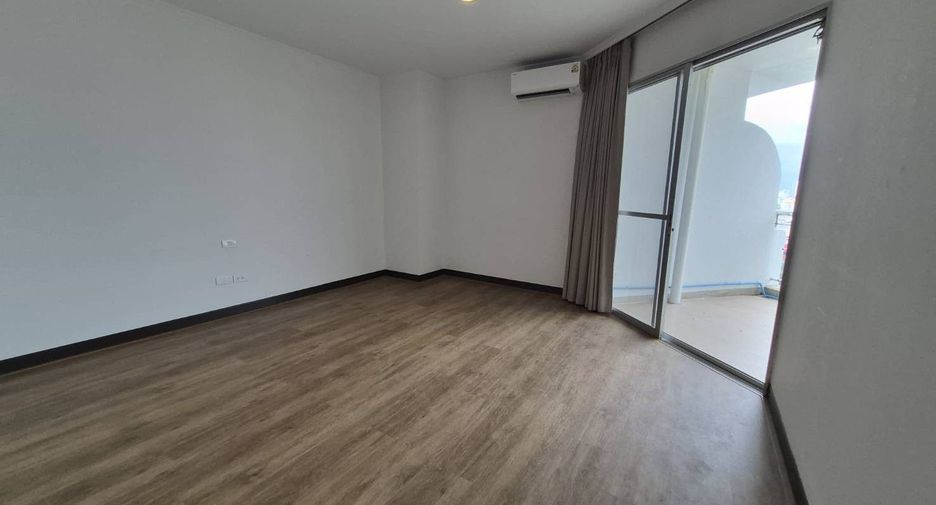 For rent 3 bedrooms condo in Sathon, Bangkok