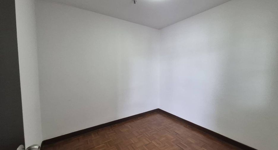 For rent 3 bedrooms condo in Sathon, Bangkok
