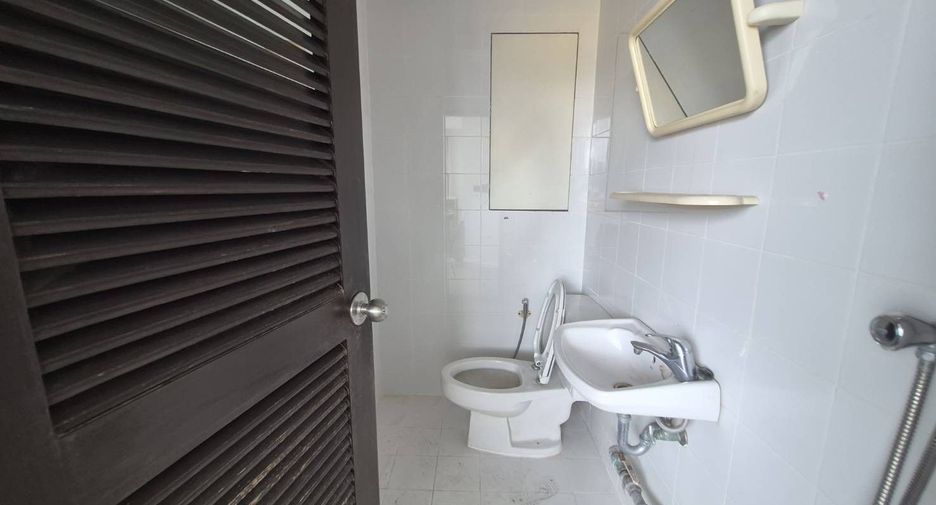 For rent 3 bedrooms condo in Sathon, Bangkok