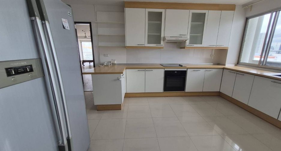 For rent 3 bedrooms condo in Sathon, Bangkok