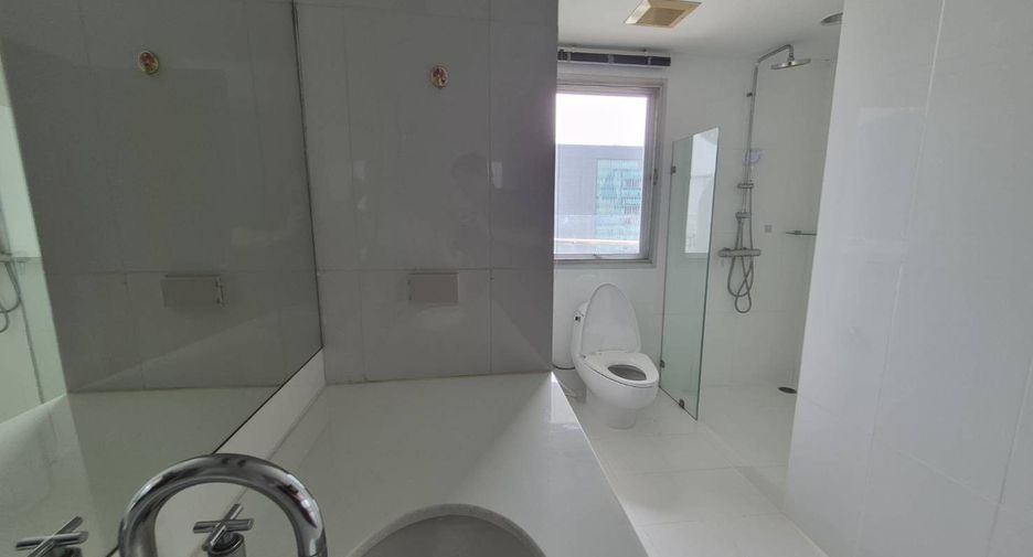 For rent 3 bedrooms condo in Sathon, Bangkok