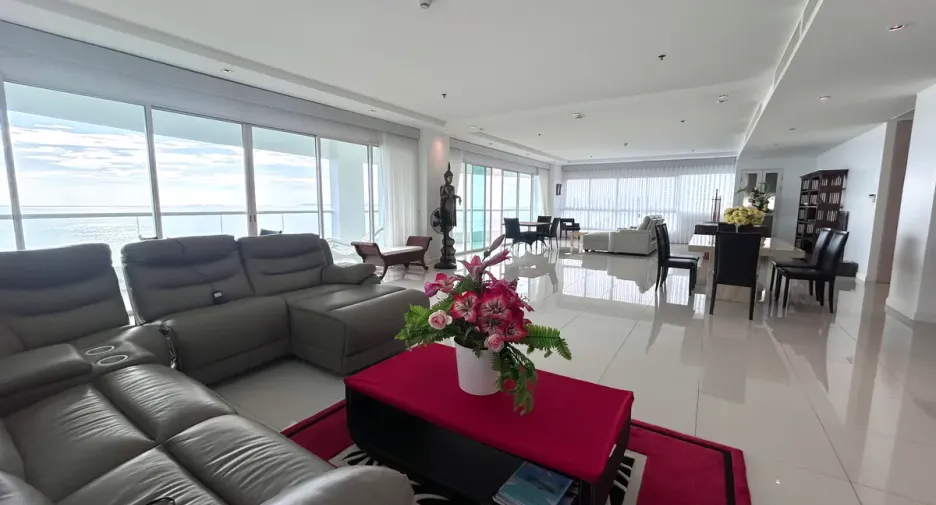 For rent 4 bedrooms condo in Na Jomtien, Pattaya