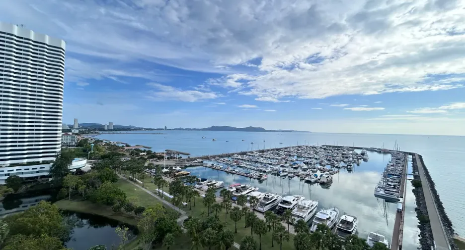 For rent 4 bedrooms condo in Na Jomtien, Pattaya