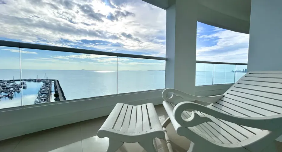 For rent 4 bedrooms condo in Na Jomtien, Pattaya