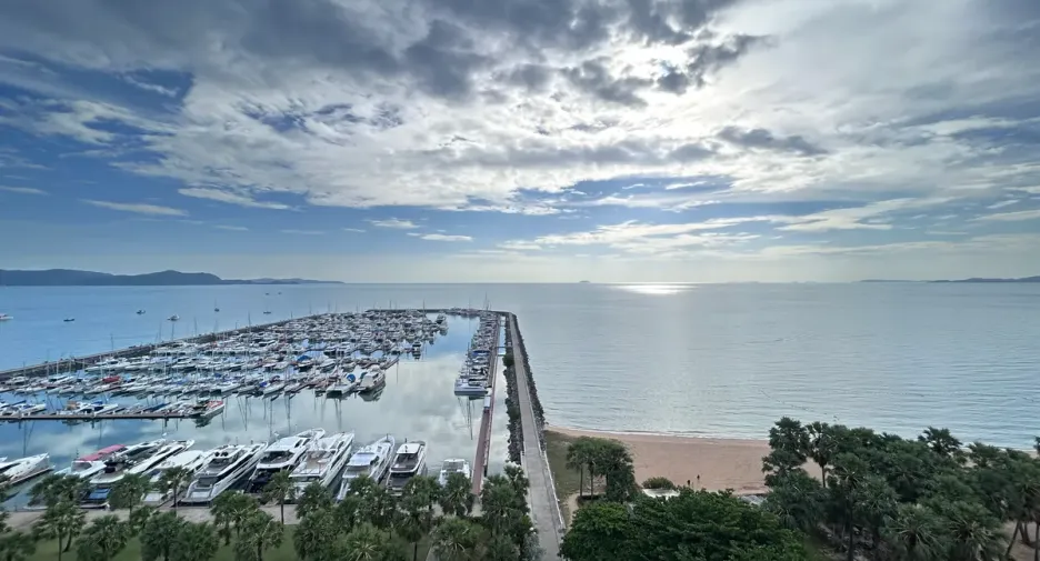 For rent 4 bedrooms condo in Na Jomtien, Pattaya