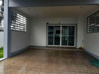 Casa adosada en venta de 3 habitaciones en Bang Lamung, Chonburi