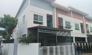 Casa adosada en venta de 3 habitaciones en Bang Lamung, Chonburi