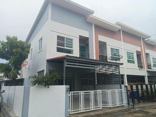 Casa adosada en venta de 3 habitaciones en Bang Lamung, Chonburi