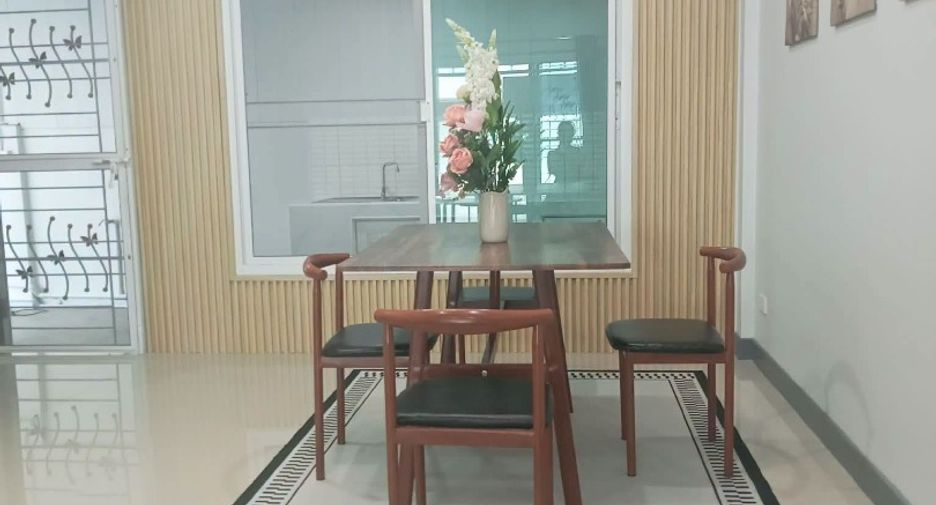 Casa adosada en venta de 3 habitaciones en Bang Lamung, Chonburi