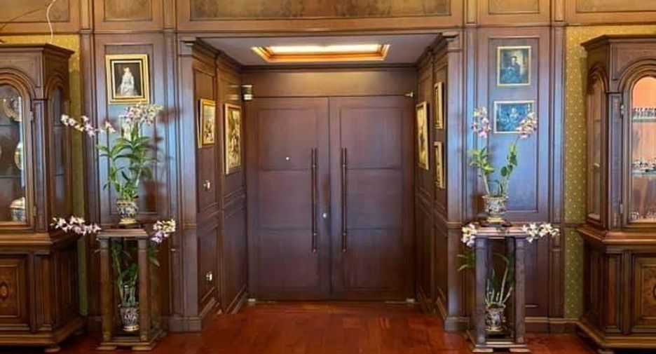For rent 3 bedrooms condo in Khlong Toei, Bangkok