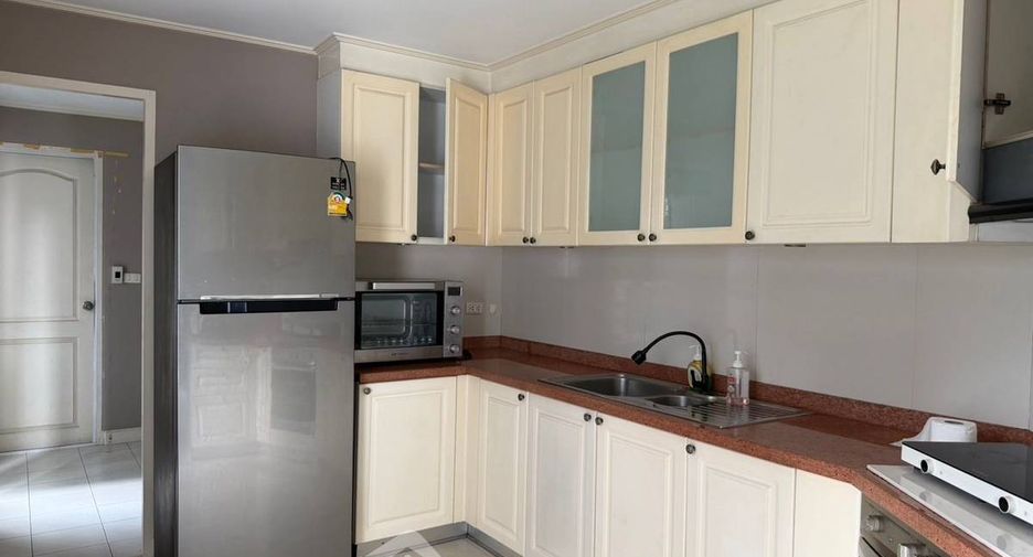 For rent 3 bedrooms condo in Khlong Toei, Bangkok