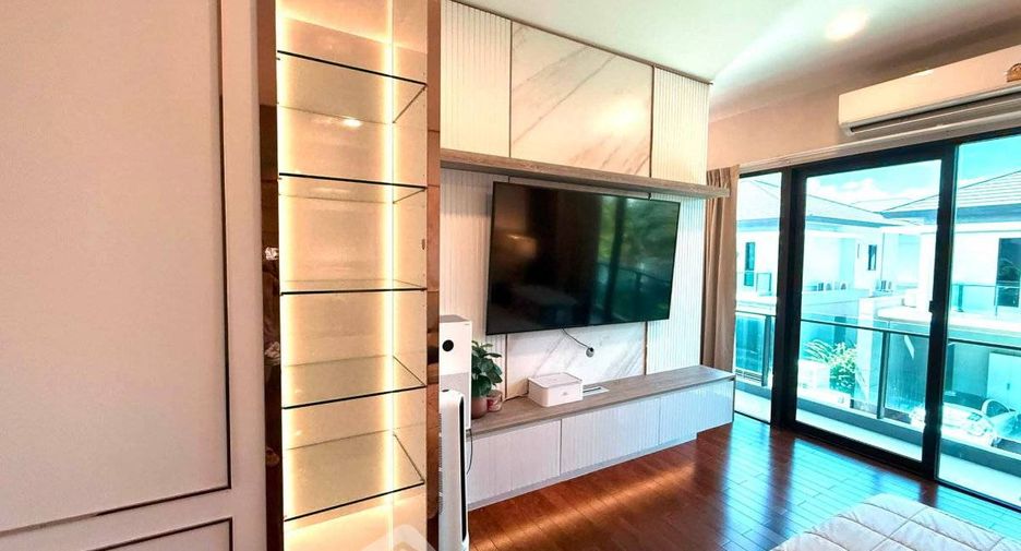 For rent 4 bedrooms house in Wang Thonglang, Bangkok