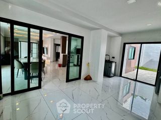 À louer 5 chambres maison de ville à Bang Lamung, Chonburi