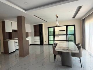 À louer 5 chambres maison de ville à Bang Lamung, Chonburi