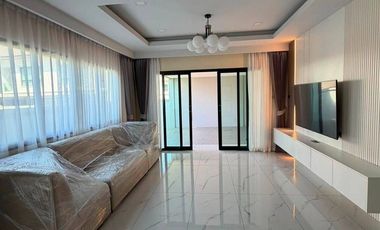 À louer 5 chambres maison de ville à Bang Lamung, Chonburi