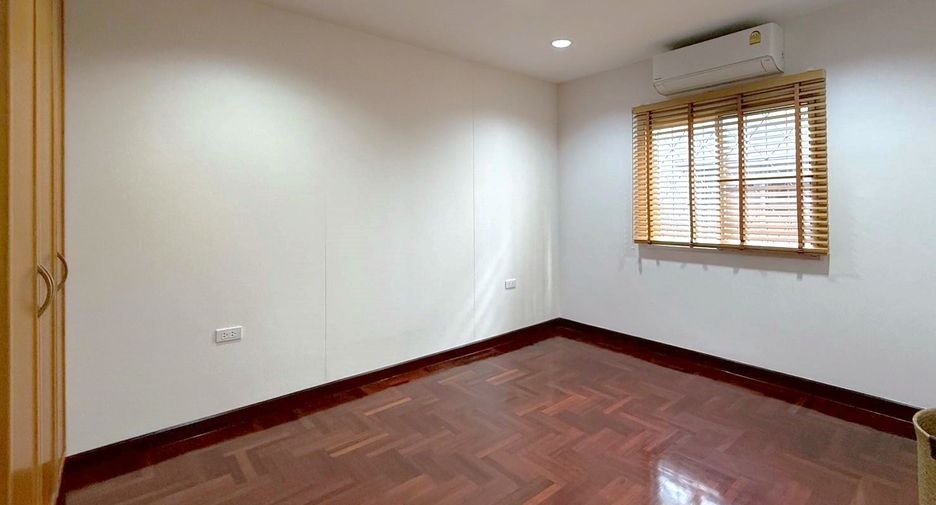 For rent 3 bedrooms townhouse in Khlong Toei, Bangkok