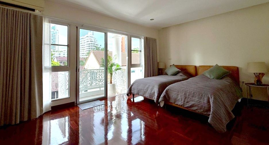 For rent 3 bedrooms townhouse in Khlong Toei, Bangkok